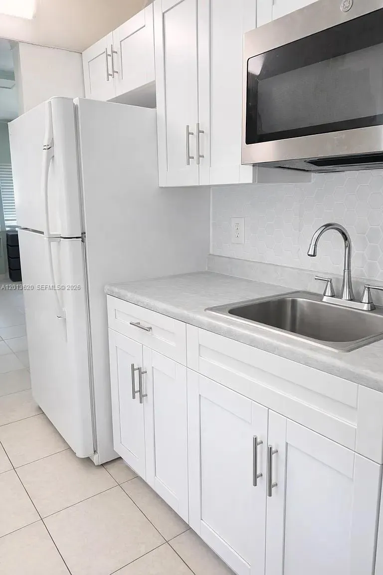 1001 NE 10th St # 2, Hallandale Beach FL 33009