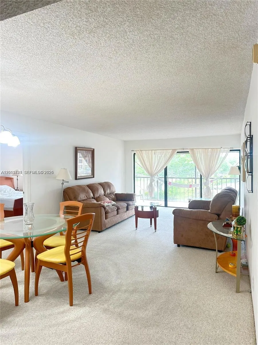 240 Lakeview Dr # 212, Weston FL 33326
