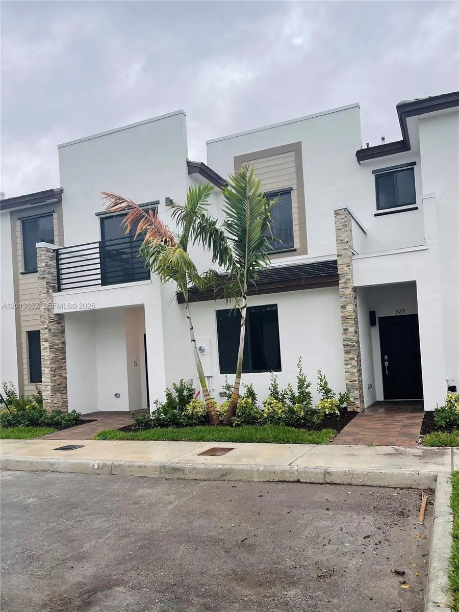 929 NE 211th St, Miami FL 33179