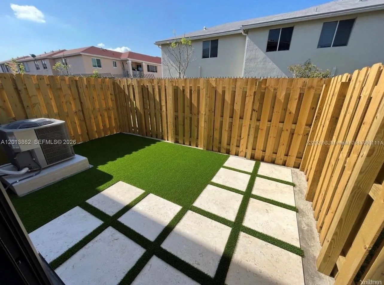 929 NE 211th St, Miami FL 33179