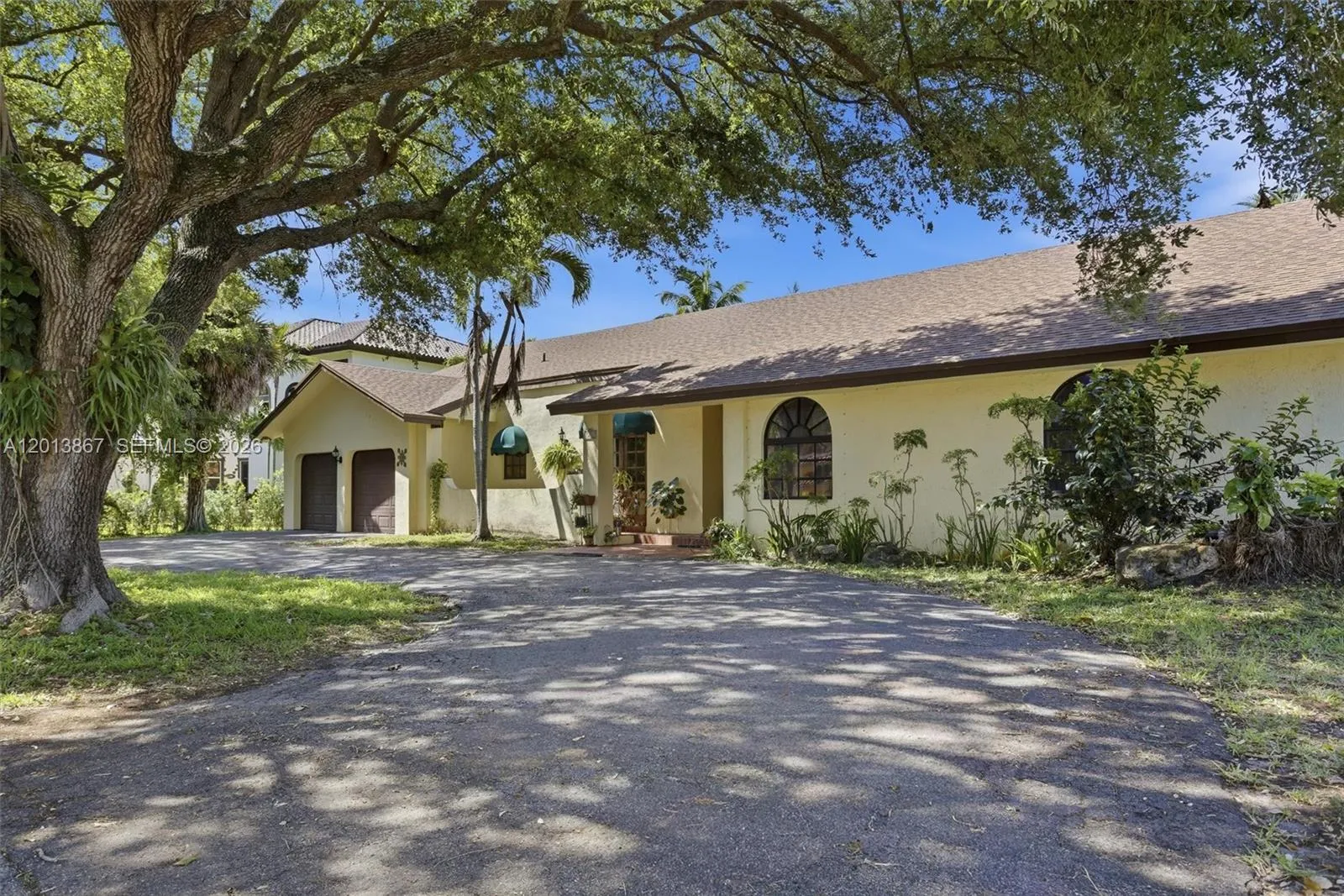 7200 N Oakmont Dr, Hialeah FL 33015