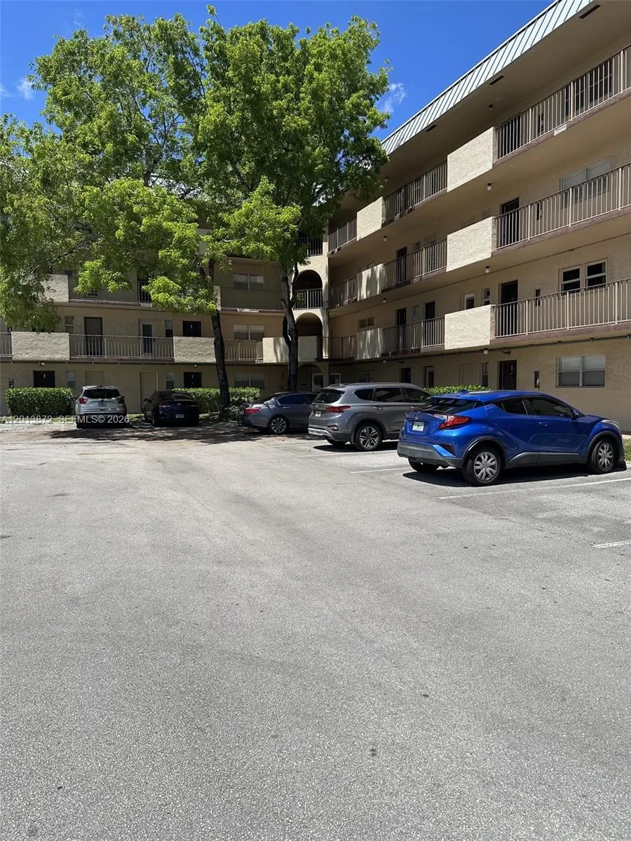 1 bedroom 1 bath for sale at 6061 N Falls Cir Dr # 106, Lauderhill FL 33319