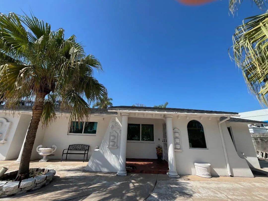 2525 SW 107th Ct, Miami FL 33165
