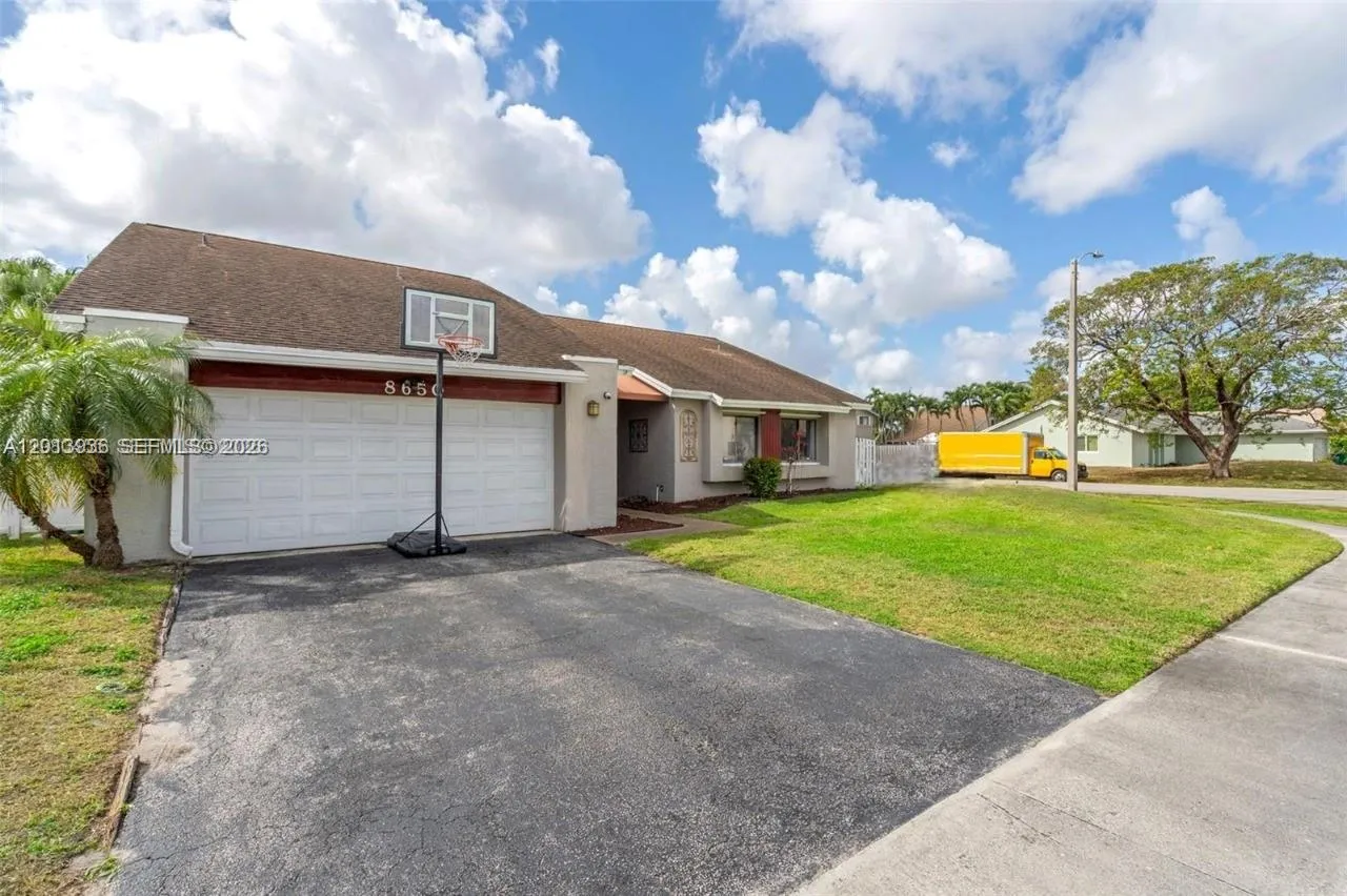 8650 NW 46th Ct, Lauderhill FL 33351