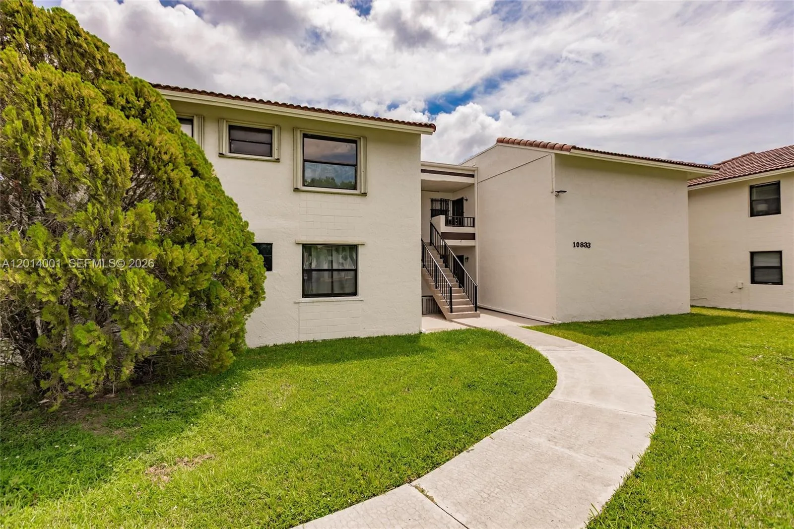 3 bedroom 2 bath for sale at 10833 NW 7th St # 22, Miami FL 33172