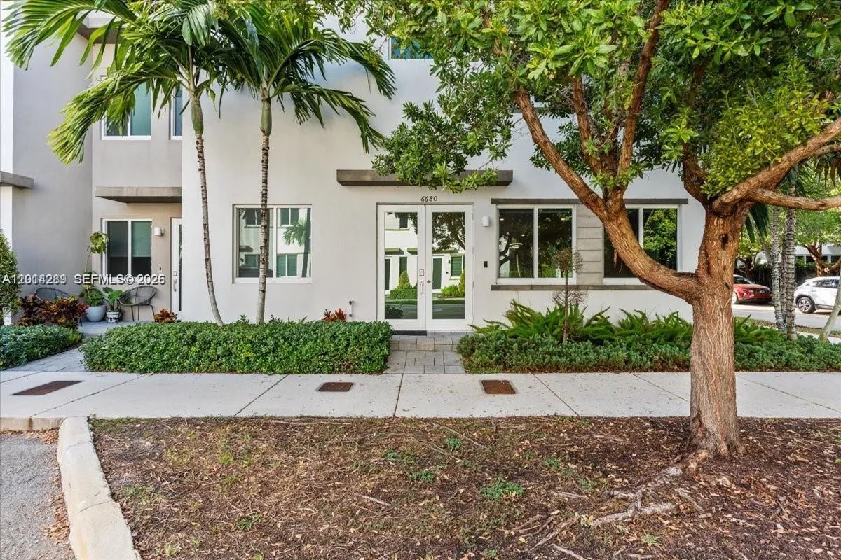 6680 NW 102nd Path, Doral FL 33178