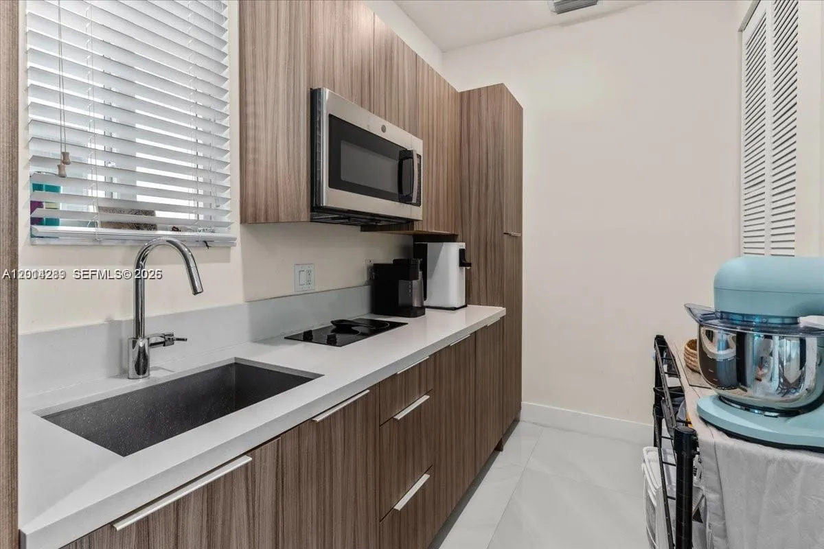 6680 NW 102nd Path, Doral FL 33178