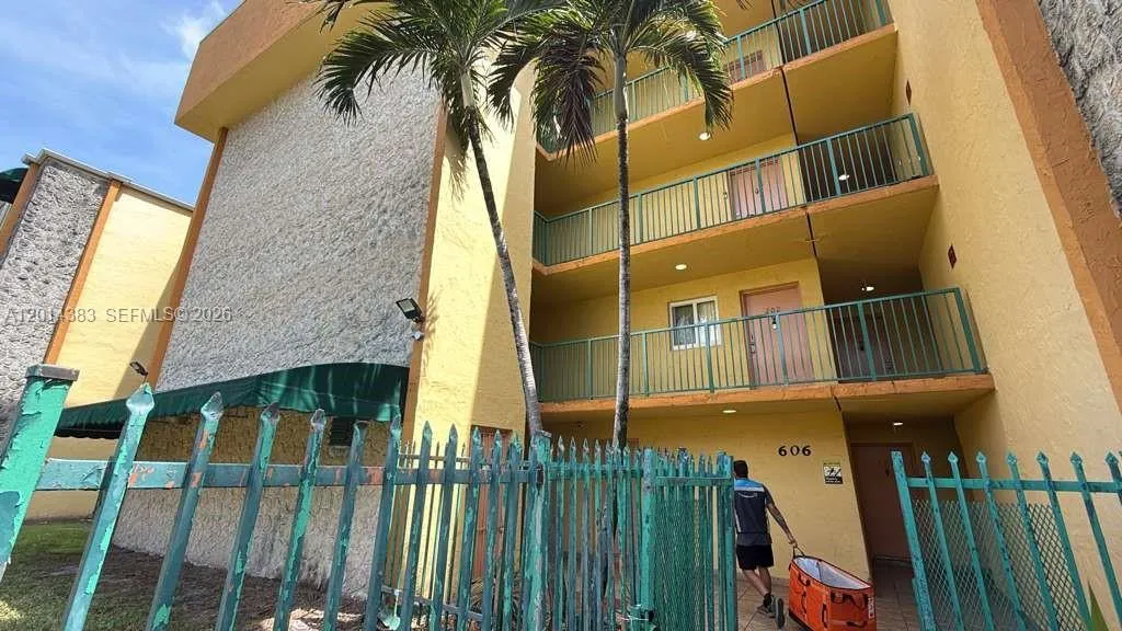 606 W 81st St # 316, Hialeah FL 33014