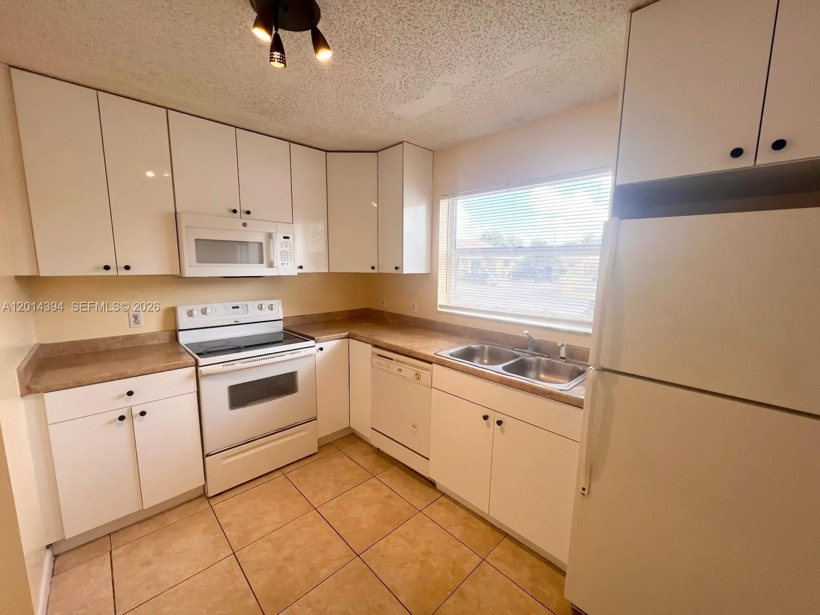 3737 Mil Lake Cir # 3737, Green Acres FL 33463
