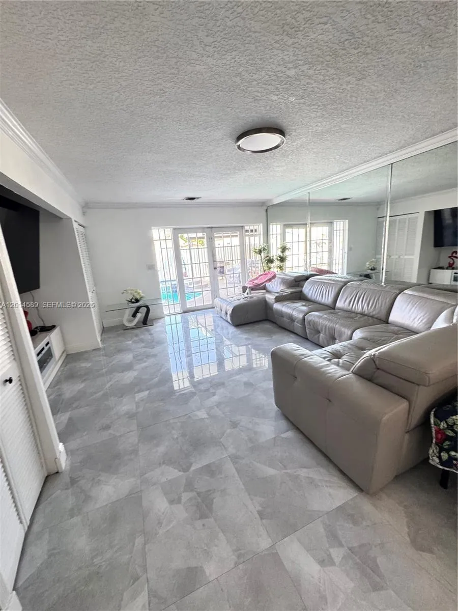 1314 W 77th St, Hialeah FL 33014