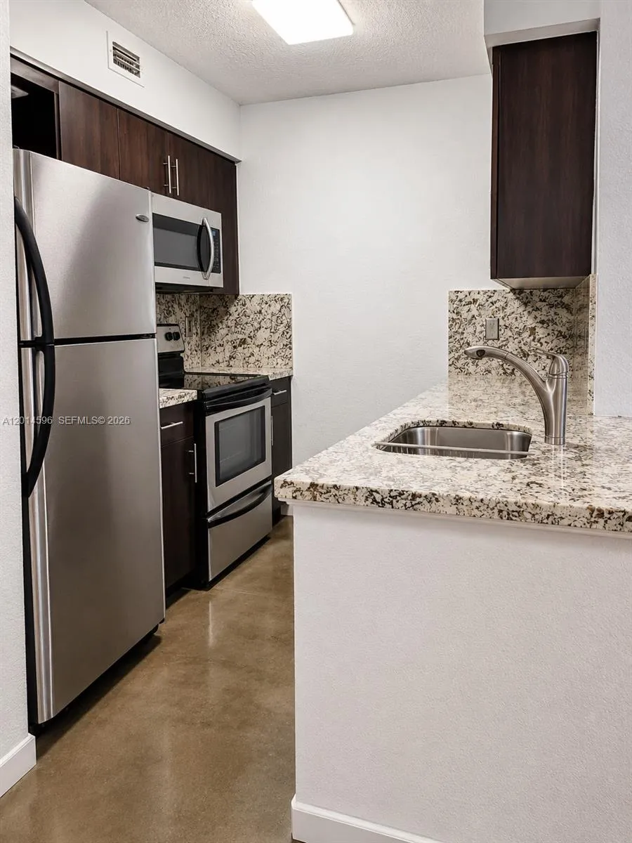 2890 N Oakland Forest Dr # 203, Oakland Park FL 33309