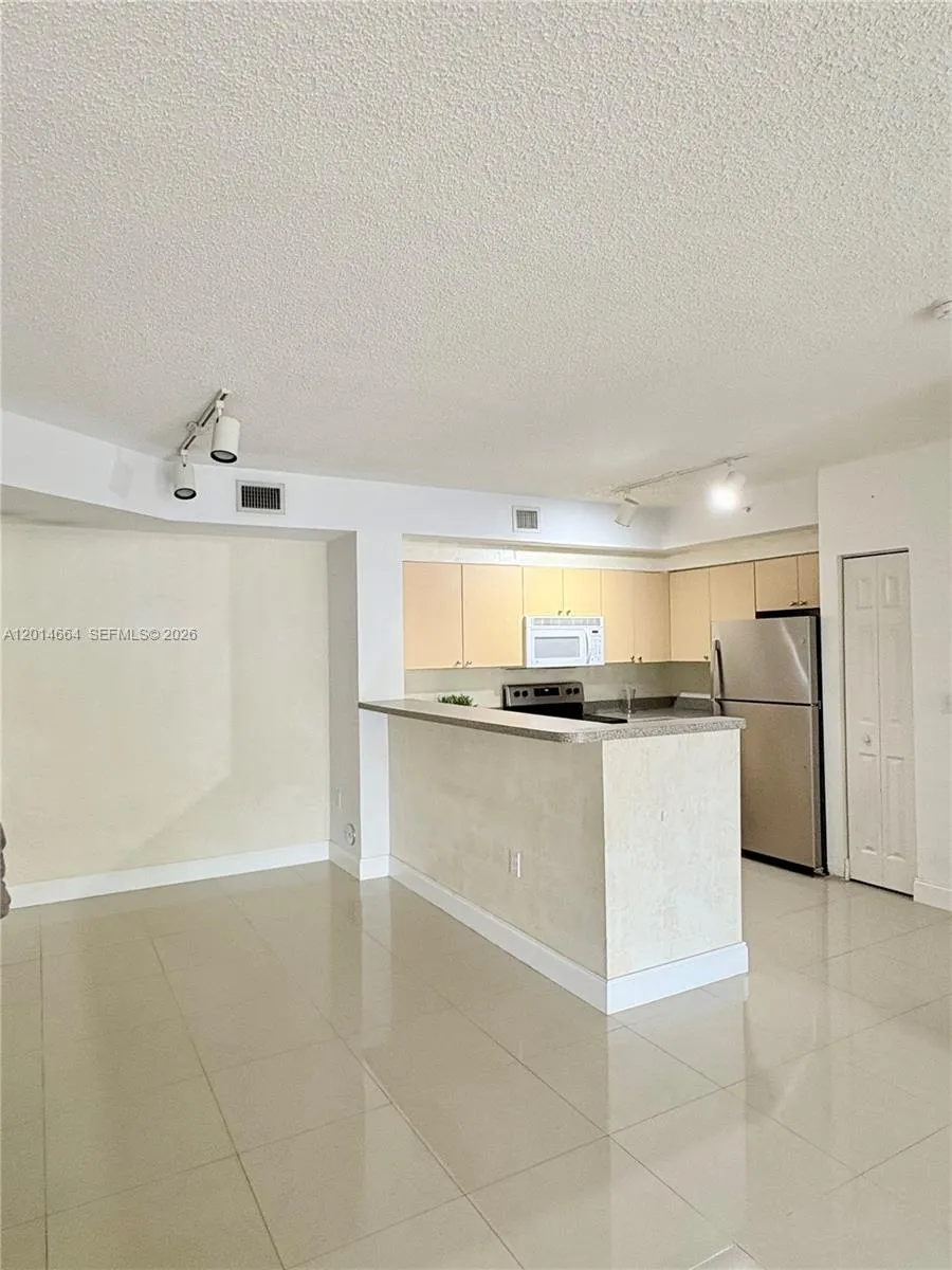 8030 N Nob Hill Rd # 105, Tamarac FL 33321