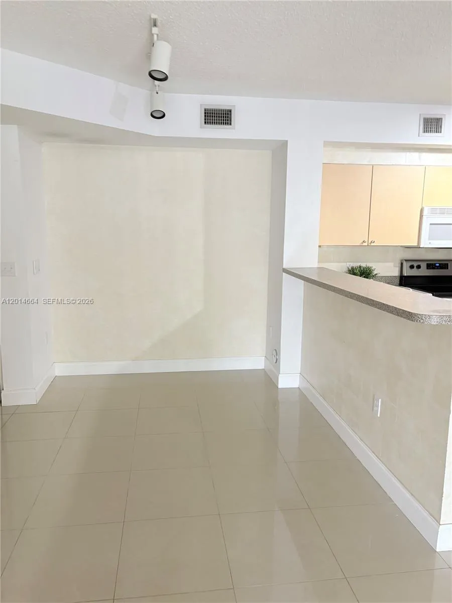 8030 N Nob Hill Rd # 105, Tamarac FL 33321