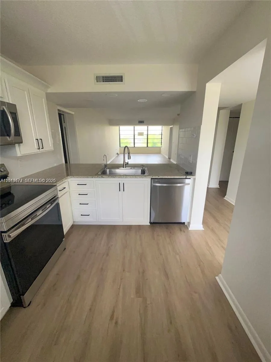 3640 Whitehall Dr # 406, West Palm Beach FL 33401