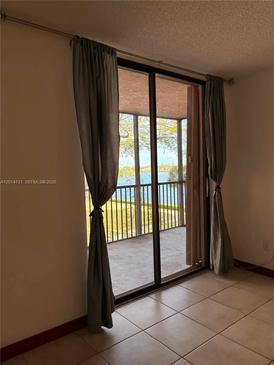 20860 San Simeon Way # 6, Miami FL 33179