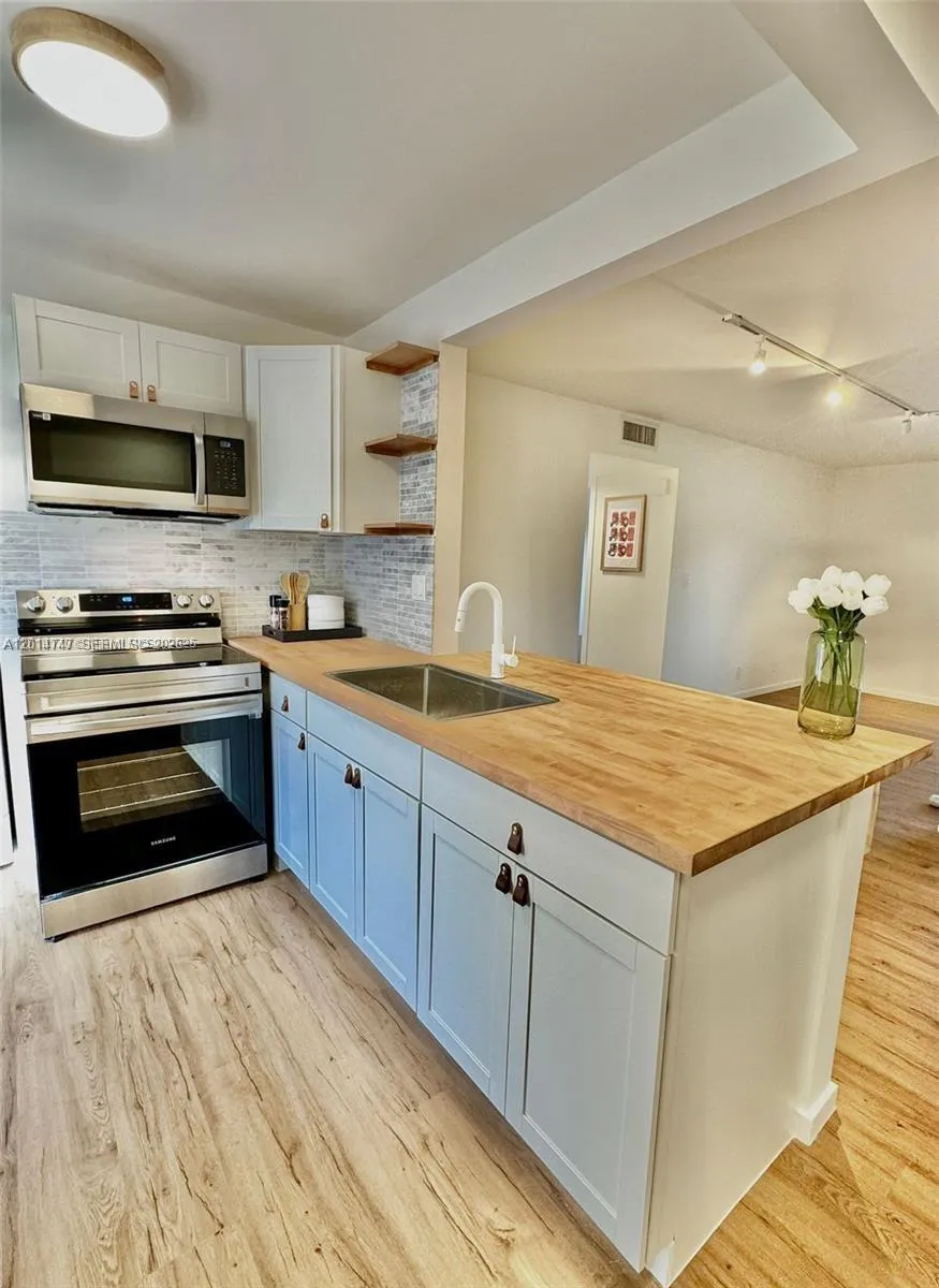 715 Gardens Dr # 103, Pompano Beach FL 33069