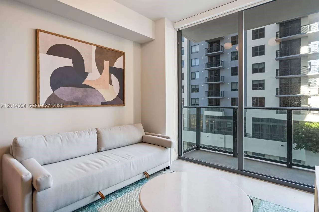11 NE 6th # 1210, Miami FL 33132