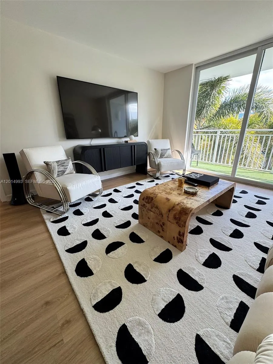 1045 10th St # 302, Miami Beach FL 33139