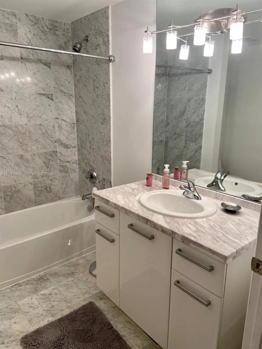 253 NE 2nd St # 312, Miami FL 33132