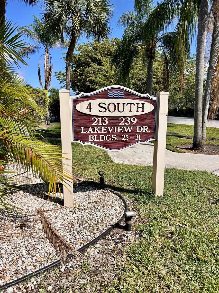 215 Lakeview Dr # 101, Weston FL 33326