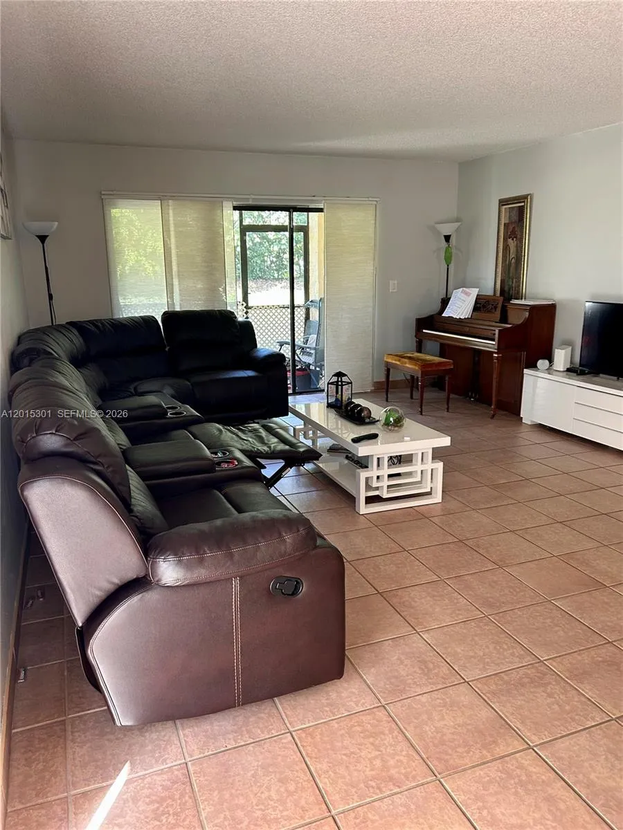 215 Lakeview Dr # 101, Weston FL 33326