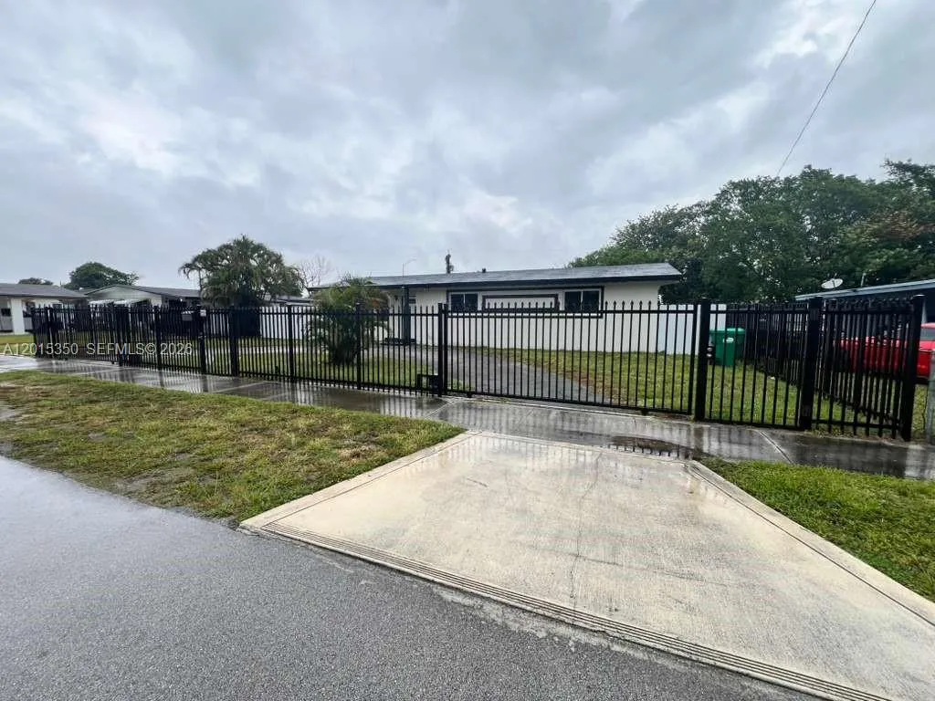 3221 NW 182nd St, Miami Gardens FL 33056