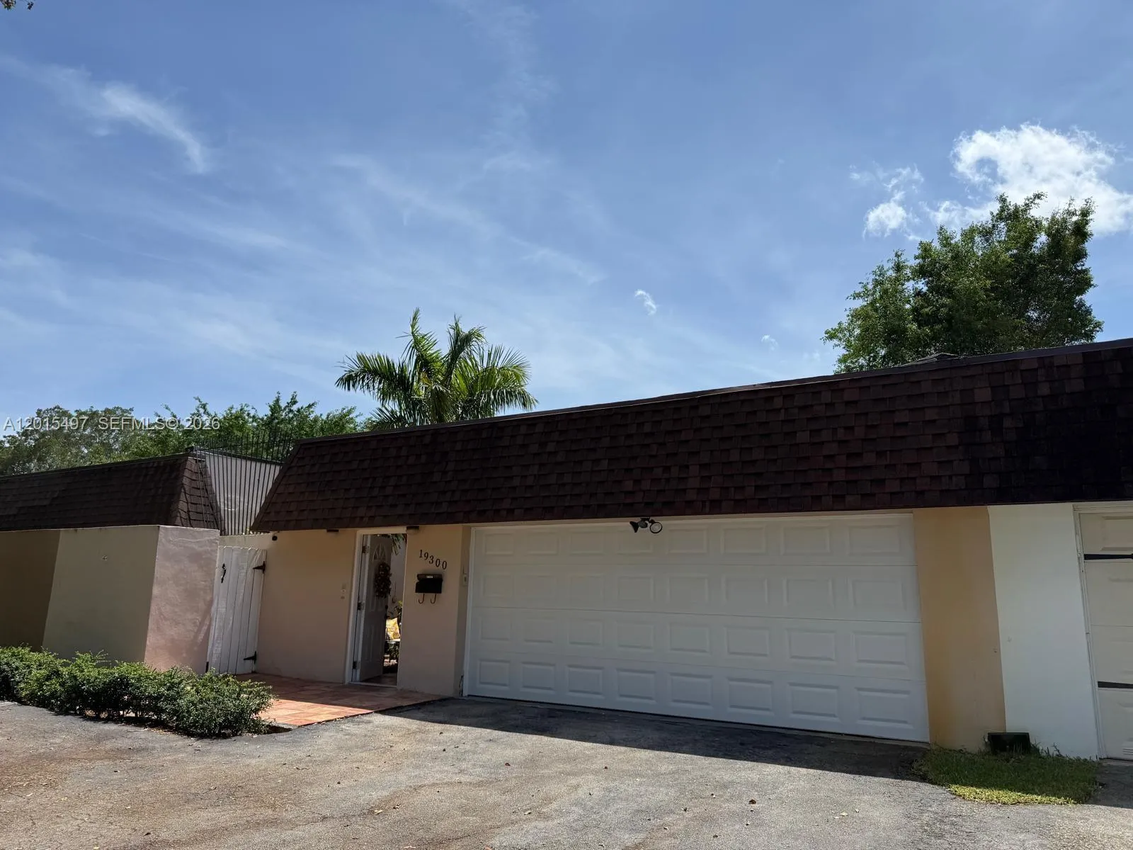 19300 W Lake Dr, Hialeah FL 33015