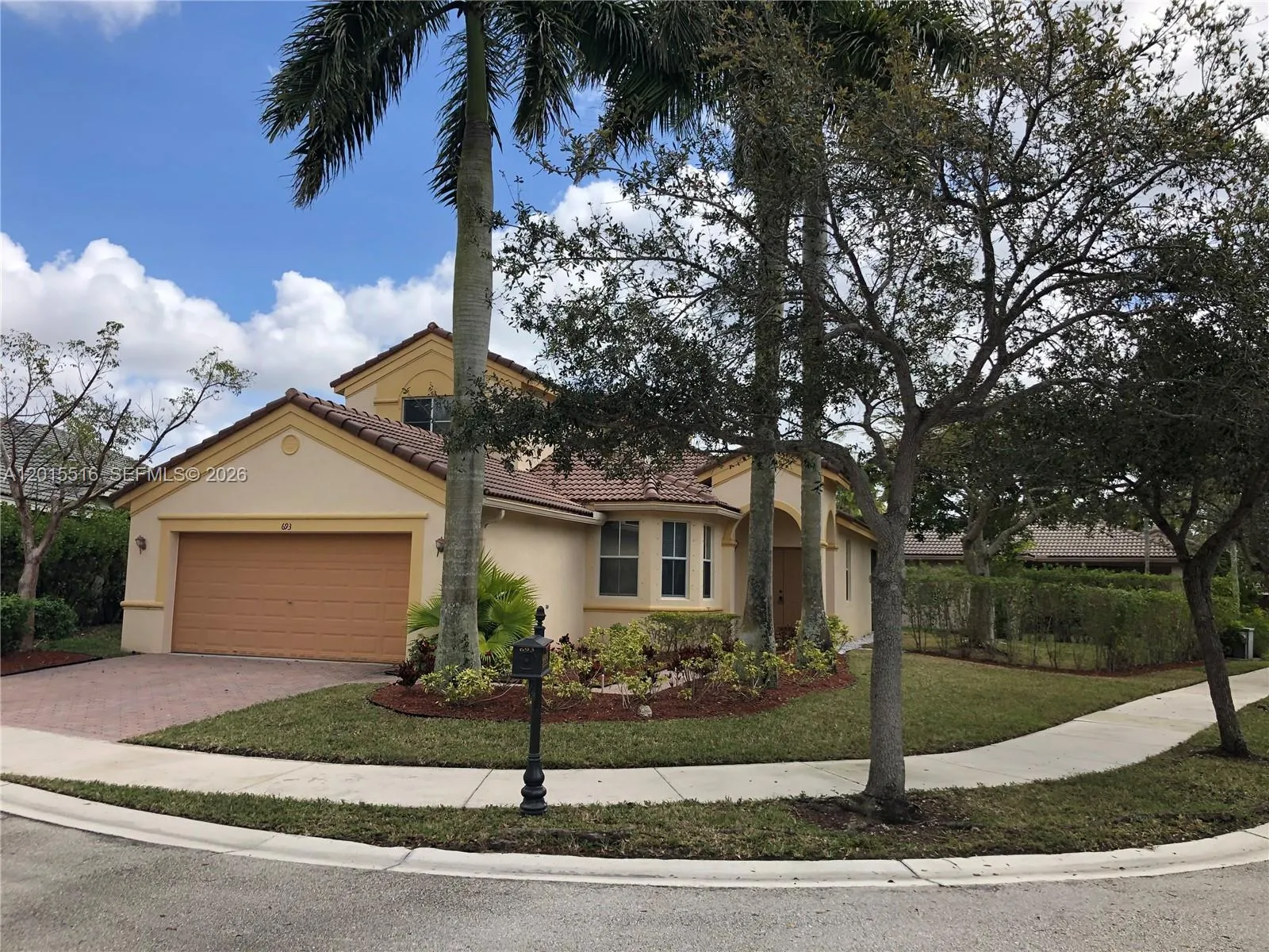 693 Live Oak Ln, Weston FL 33327