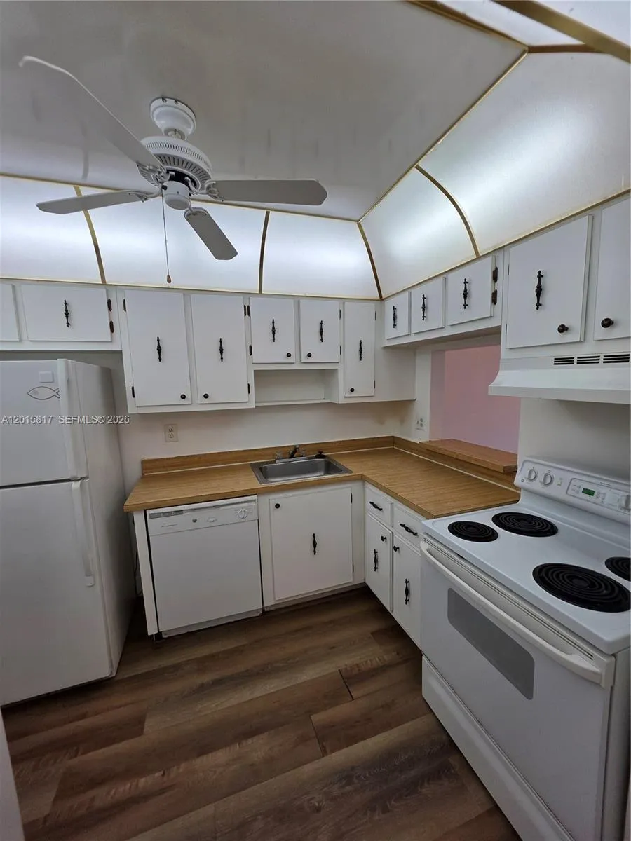 1 bedroom 1 bath for sale at 4374 NW 9th Ave # 3C, Deerfield Beach FL 33064