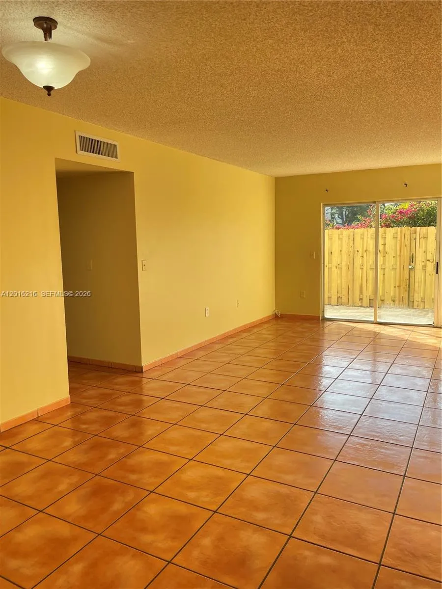 6255 Kendale Lakes Cir # 116, Miami FL 33183