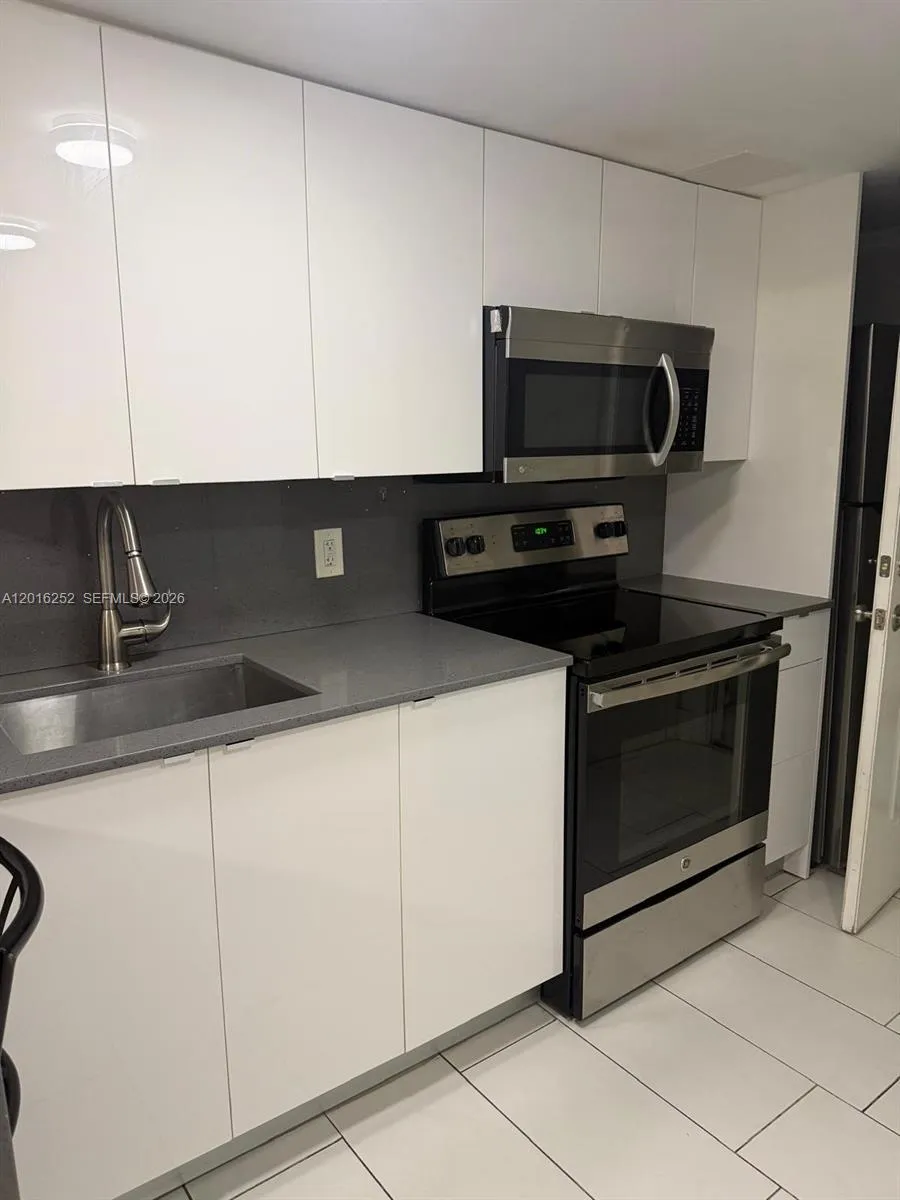 450 SW 3rd St # 8, Miami FL 33130