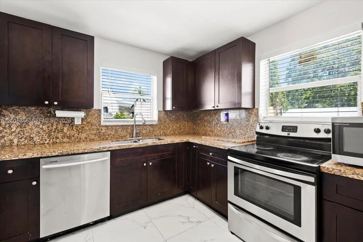 1031 NW 202nd St, Miami Gardens FL 33169