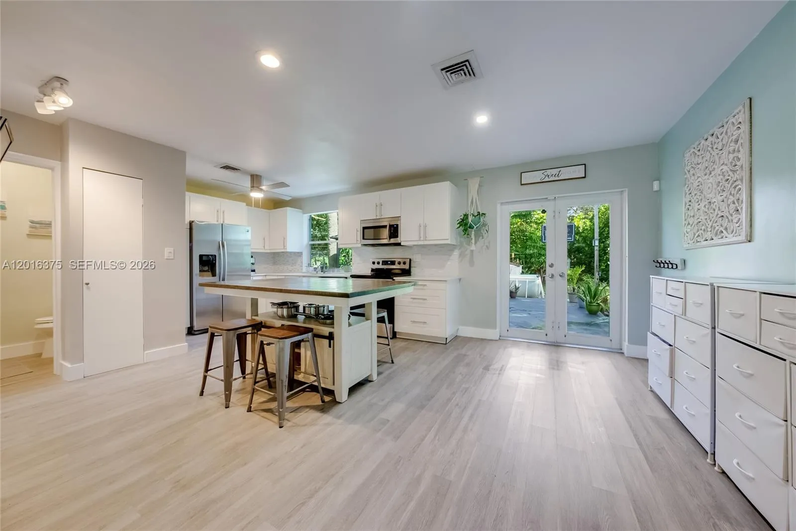 2747 Dewey St, Hollywood FL 33020