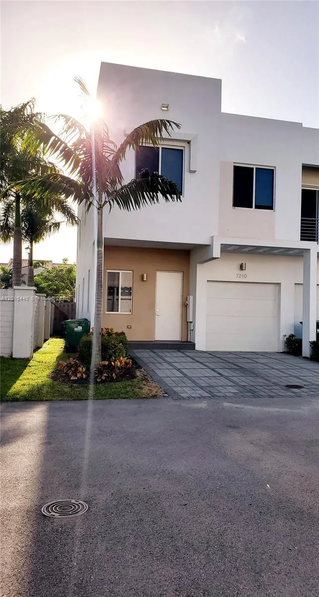 7210 NW 103rd Path, Doral FL 33178
