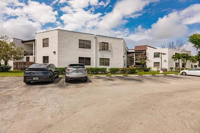 9425 Fontainebleau Blvd # 202, Miami FL 33172