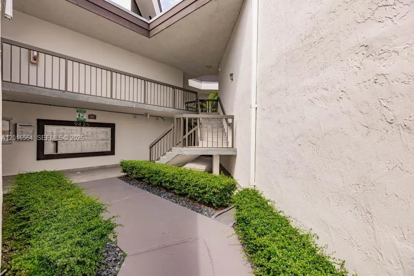 9425 Fontainebleau Blvd # 202, Miami FL 33172