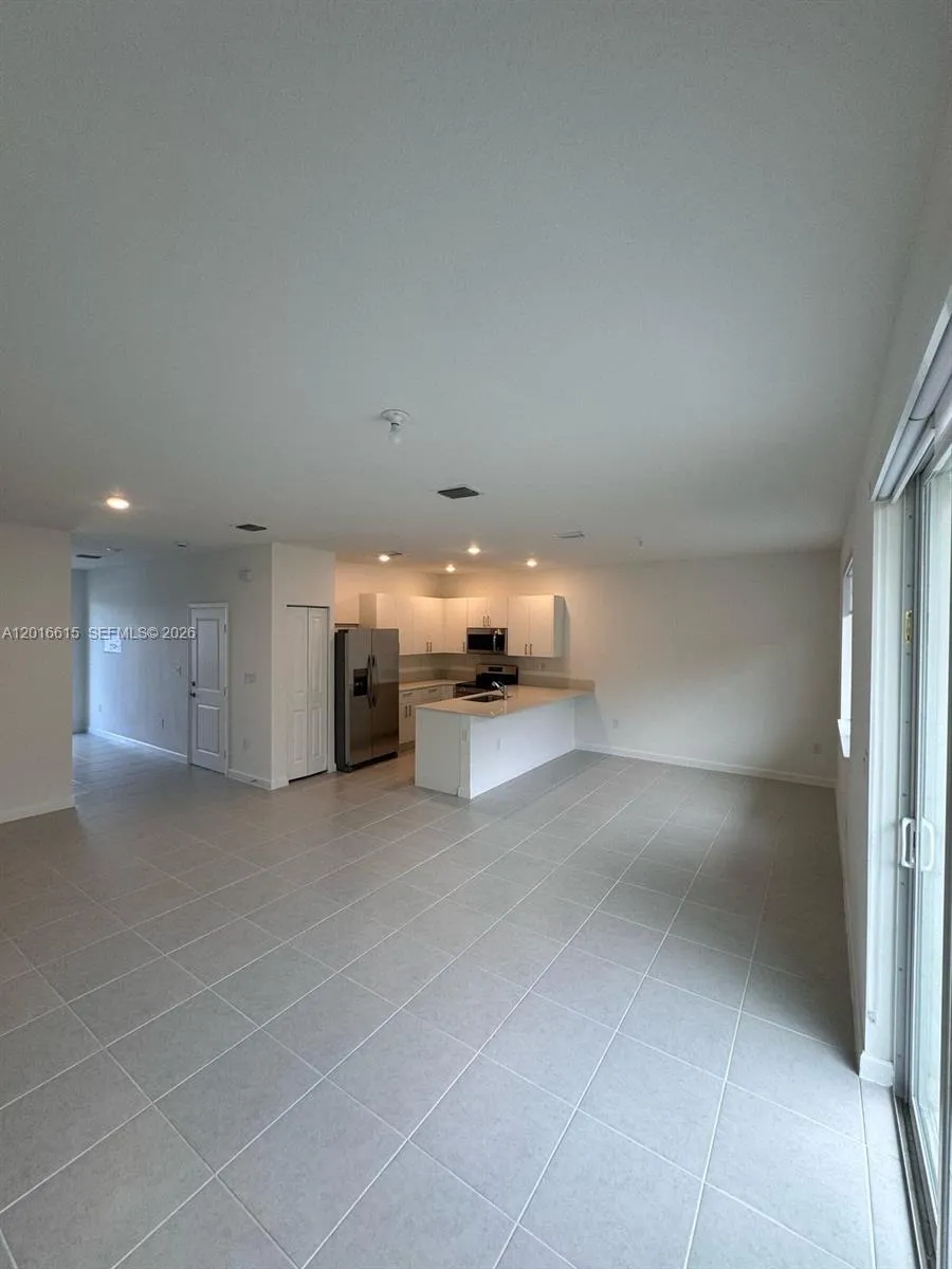 663 SE 13th St Cir, Homestead FL 33034