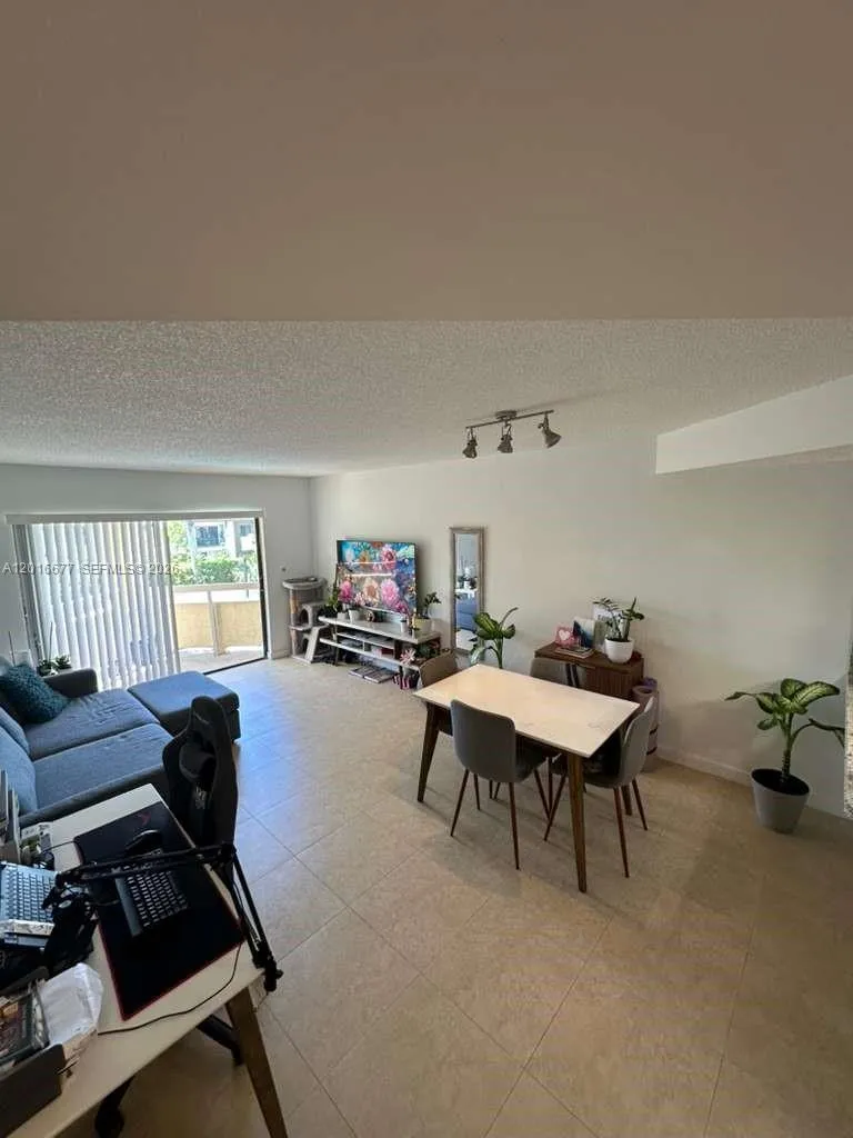 8290 Lake Dr # 325, Doral FL 33166