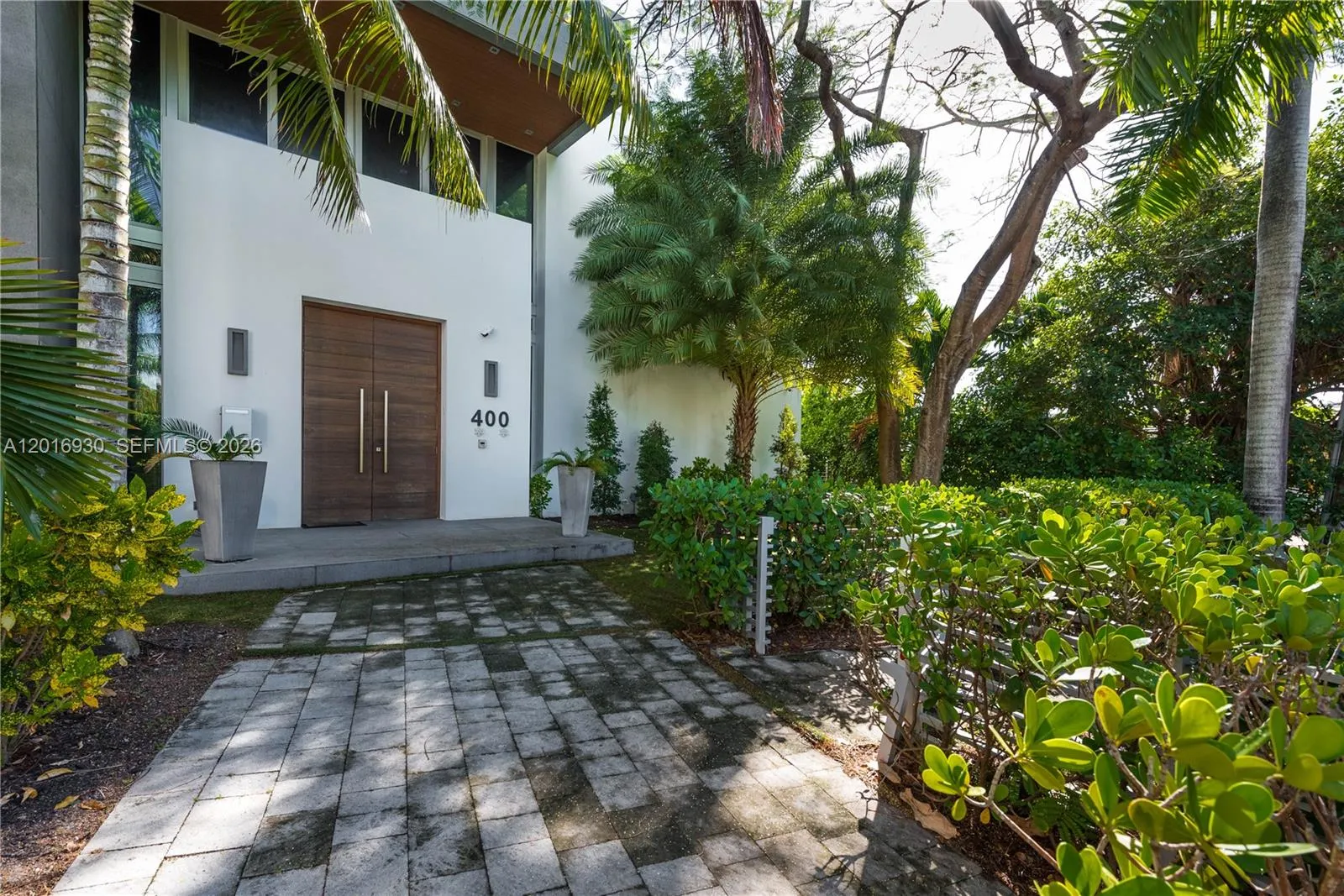 400 Tamarind Dr, Hallandale Beach FL 33009