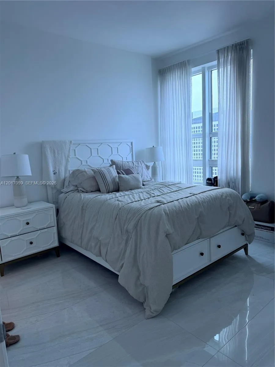 950 Brickell Bay Dr # 4208, Miami FL 33131