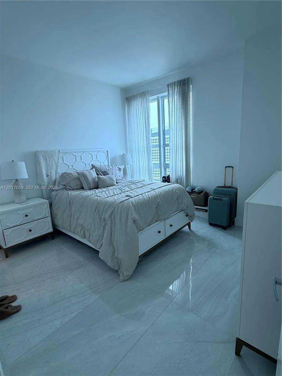 950 Brickell Bay Dr # 4208, Miami FL 33131