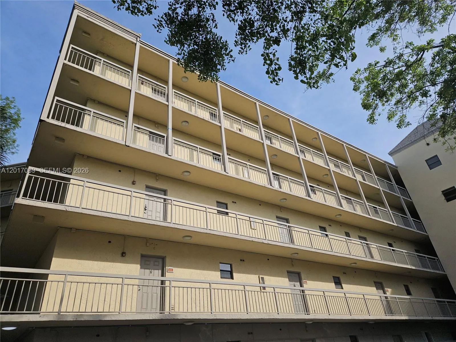 8290 Lake Dr # 308, Doral FL 33166