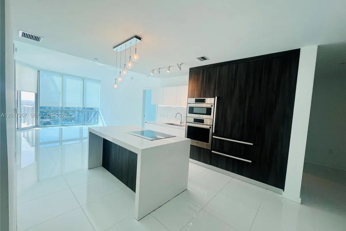 851 NE 1st Av # 2808, Miami FL 33132