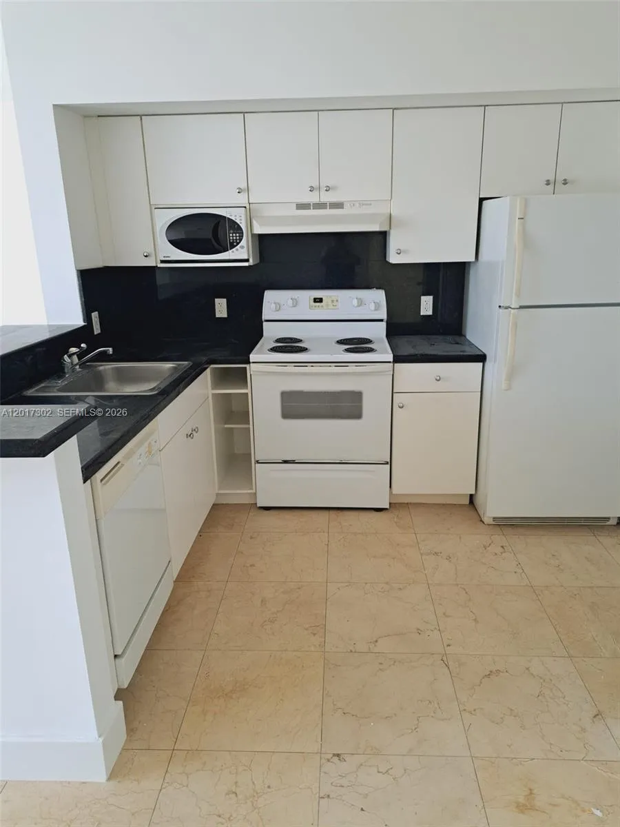 5085 NW 7th St, Miami FL 33126