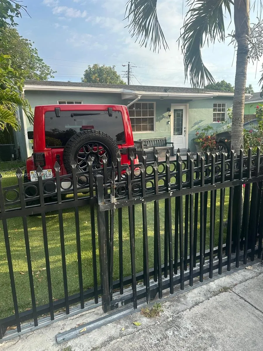 1560 NE 154th St, North Miami Beach FL 33162
