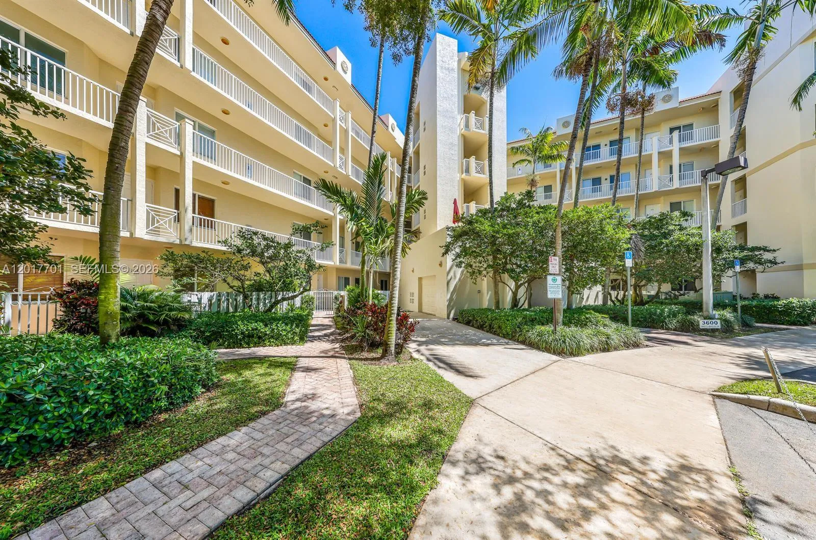 3600 Oaks Clubhouse Dr # 511, Pompano Beach FL 33069