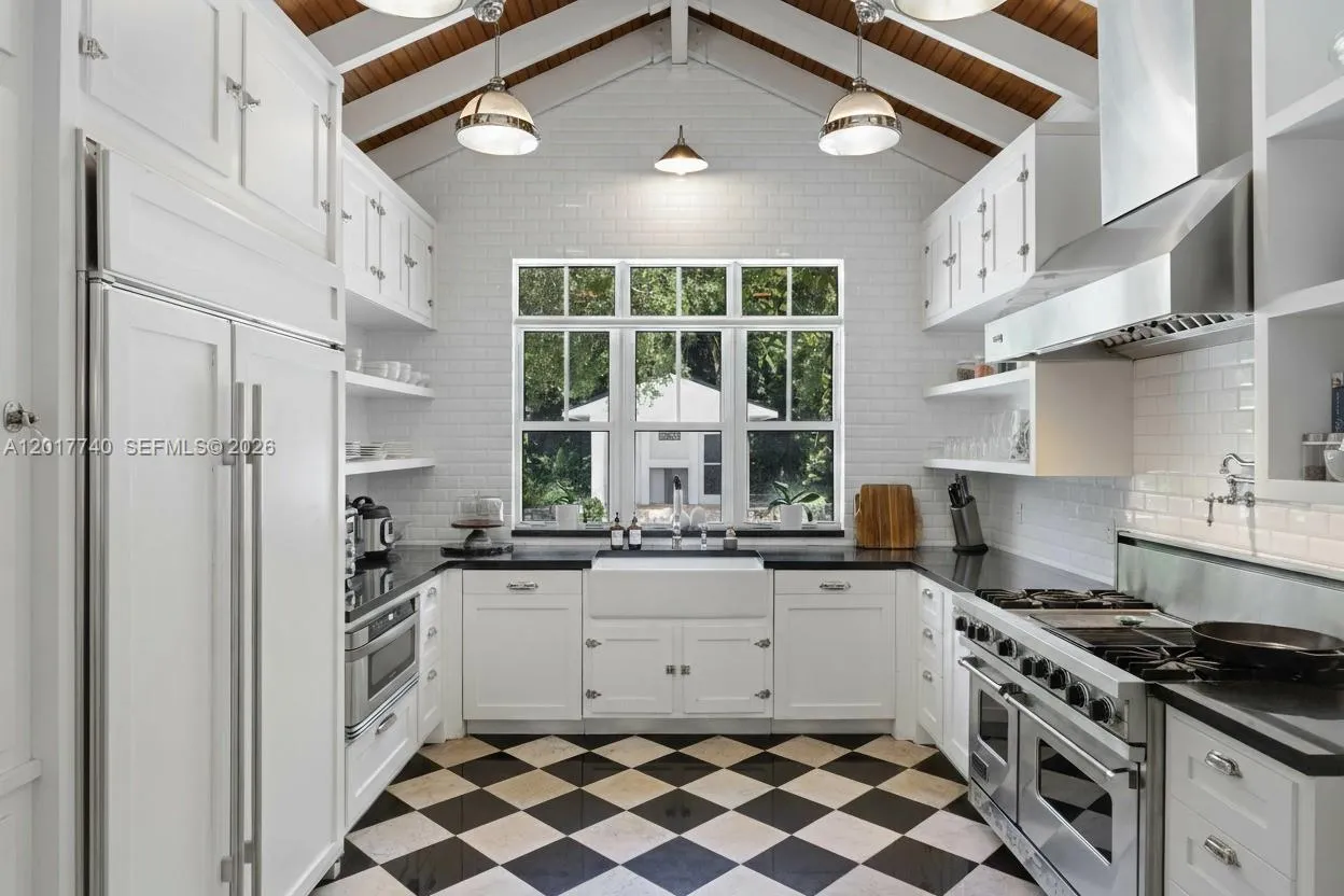 6845 SW 98th St, Pinecrest FL 33156
