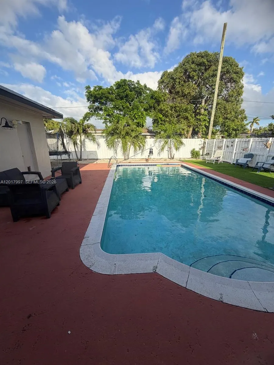621 SW 71st Ter, Pembroke Pines FL 33023
