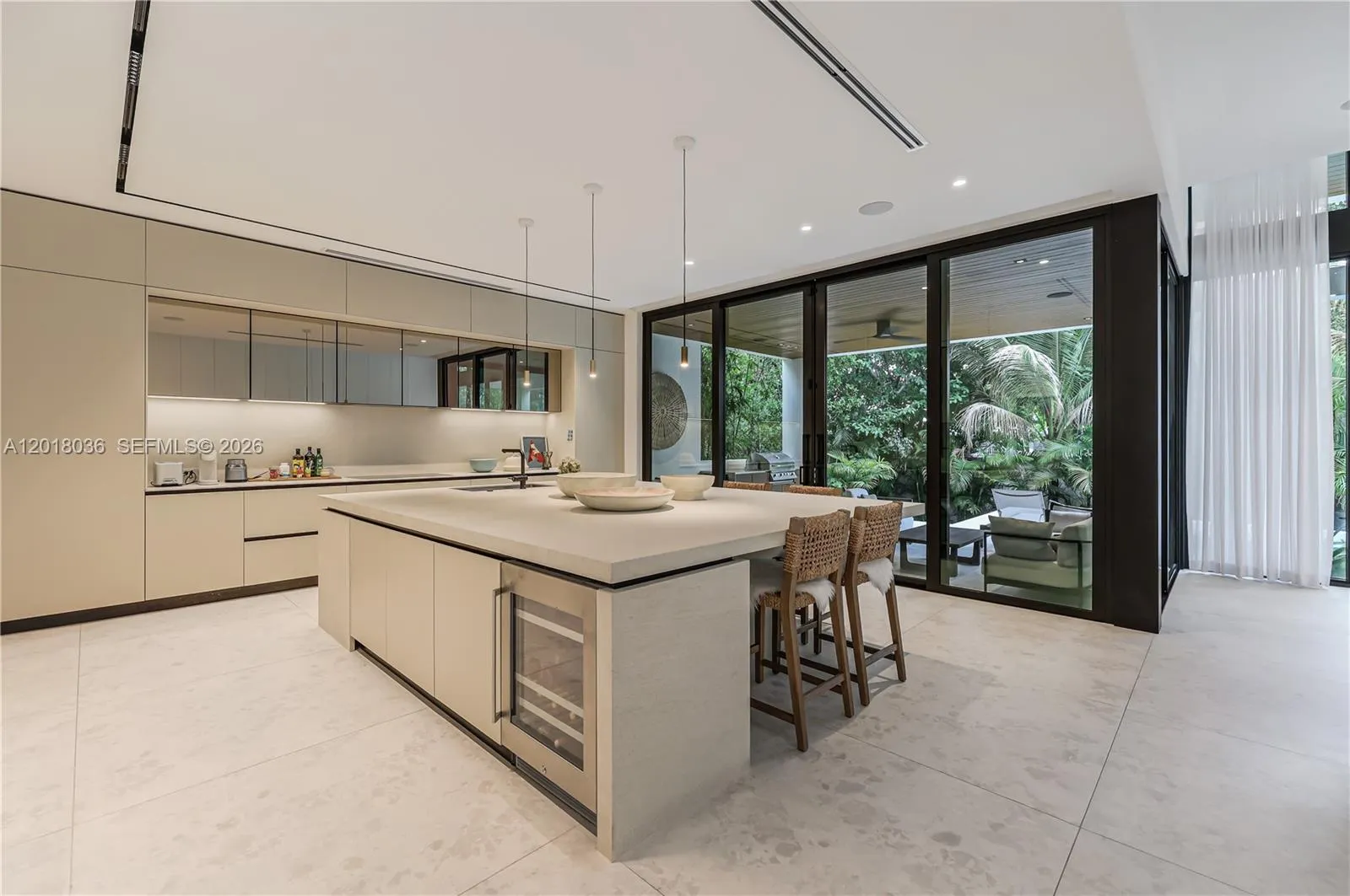1092 N Venetian Dr, Miami FL 33139