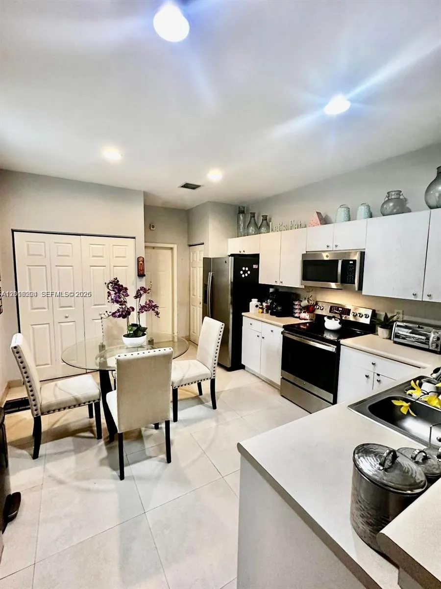 4142 Forest Dr, Weston FL 33332